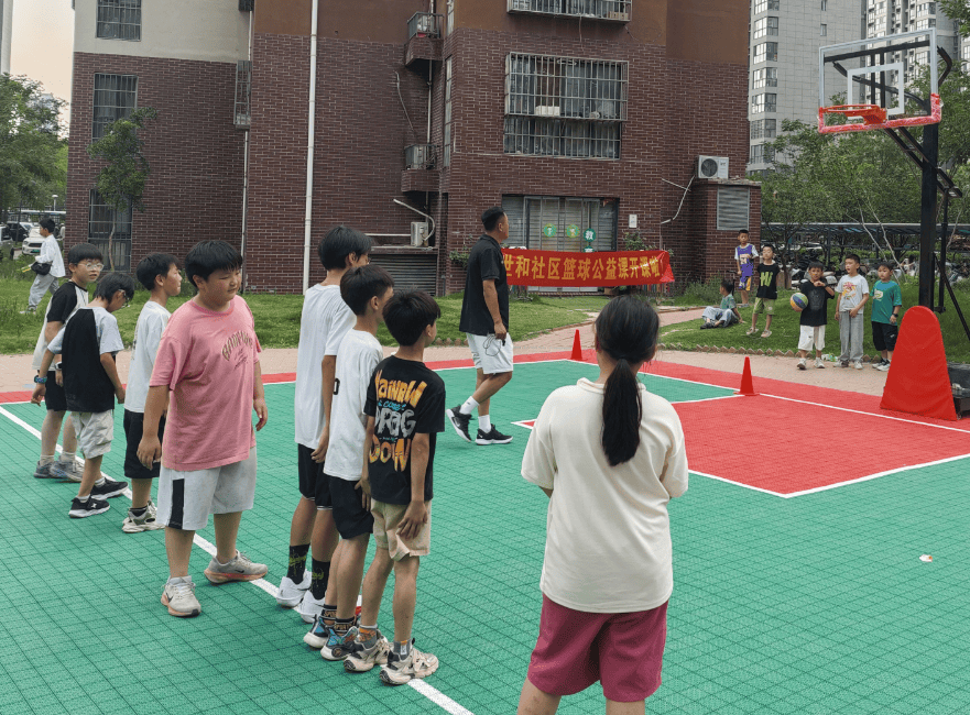 包含一位退役球员重返球场，开展篮球公益活动的词条