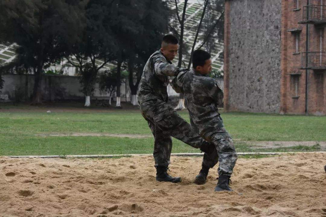 热血男儿挥洒汗水战场上焕发青春活力的简单介绍 热血男儿挥洒汗水战场上焕发青春活力的简单介绍